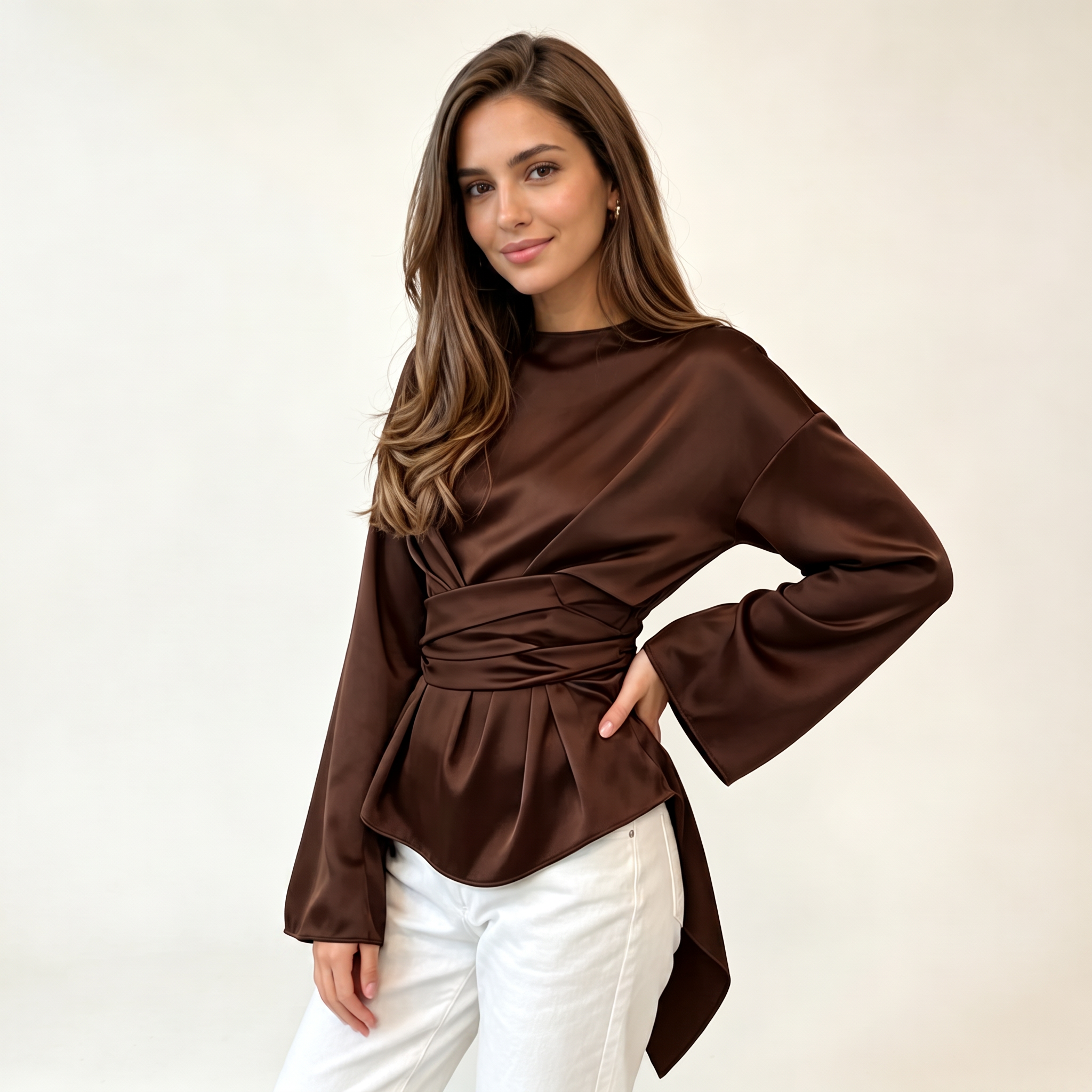 Blusa cruzada marrón satén - pose