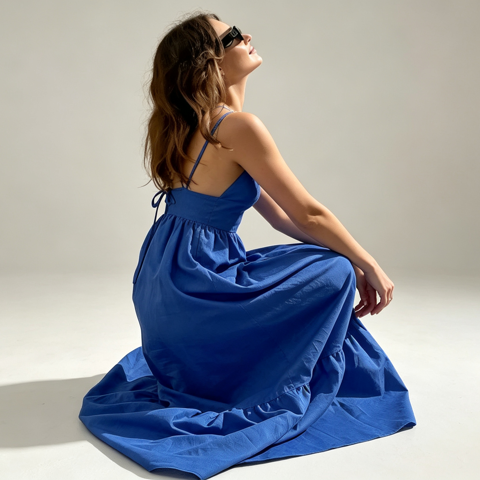 Vestido Largo Azul Espalda Descubierta - lateral sentada